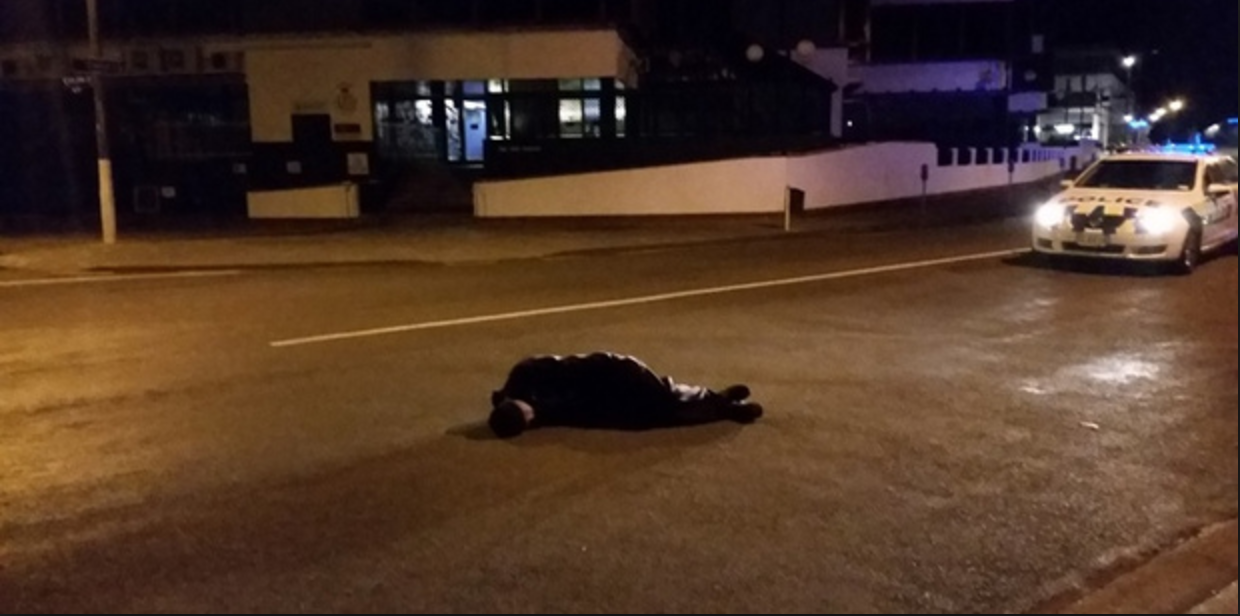 Απίστευτο κι όμως αληθινό: Άνδρας κοιμόταν στην άκρη του δρόμου στη Λαμία