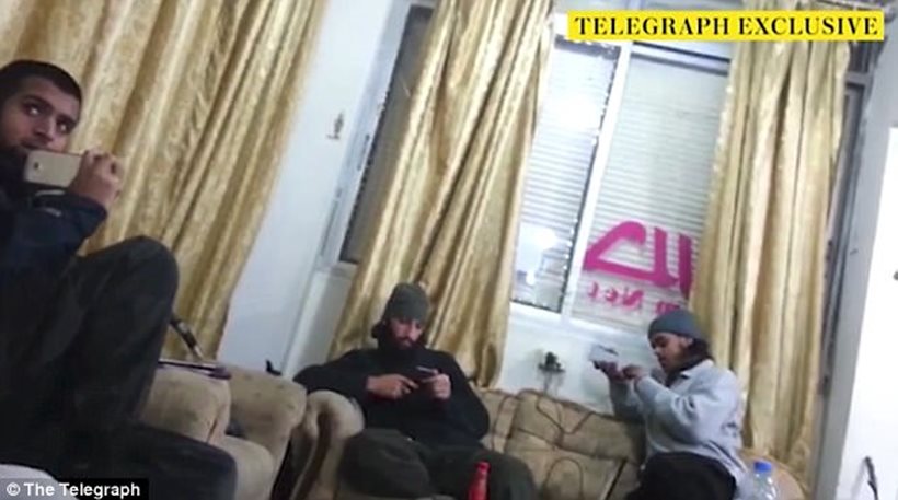 Ανενόχλητοι σε καφετέρια στη Συρία ο Τζιχάντι Τζον και άλλοι τρεις Βρετανοί τζιχαντιστές το 2014 (φωτό, βίντεο)