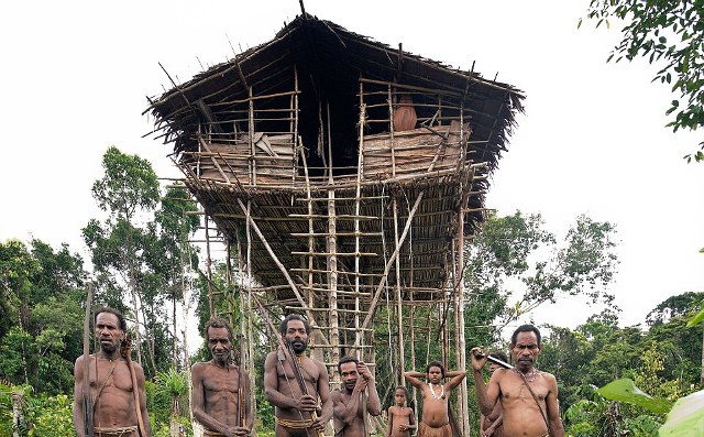 Η μυστηριώδης φυλή Korowai ή αλλιώς «άνθρωποι των δέντρων» που ζουν στην Ινδονησία (φωτό, βίντεο)