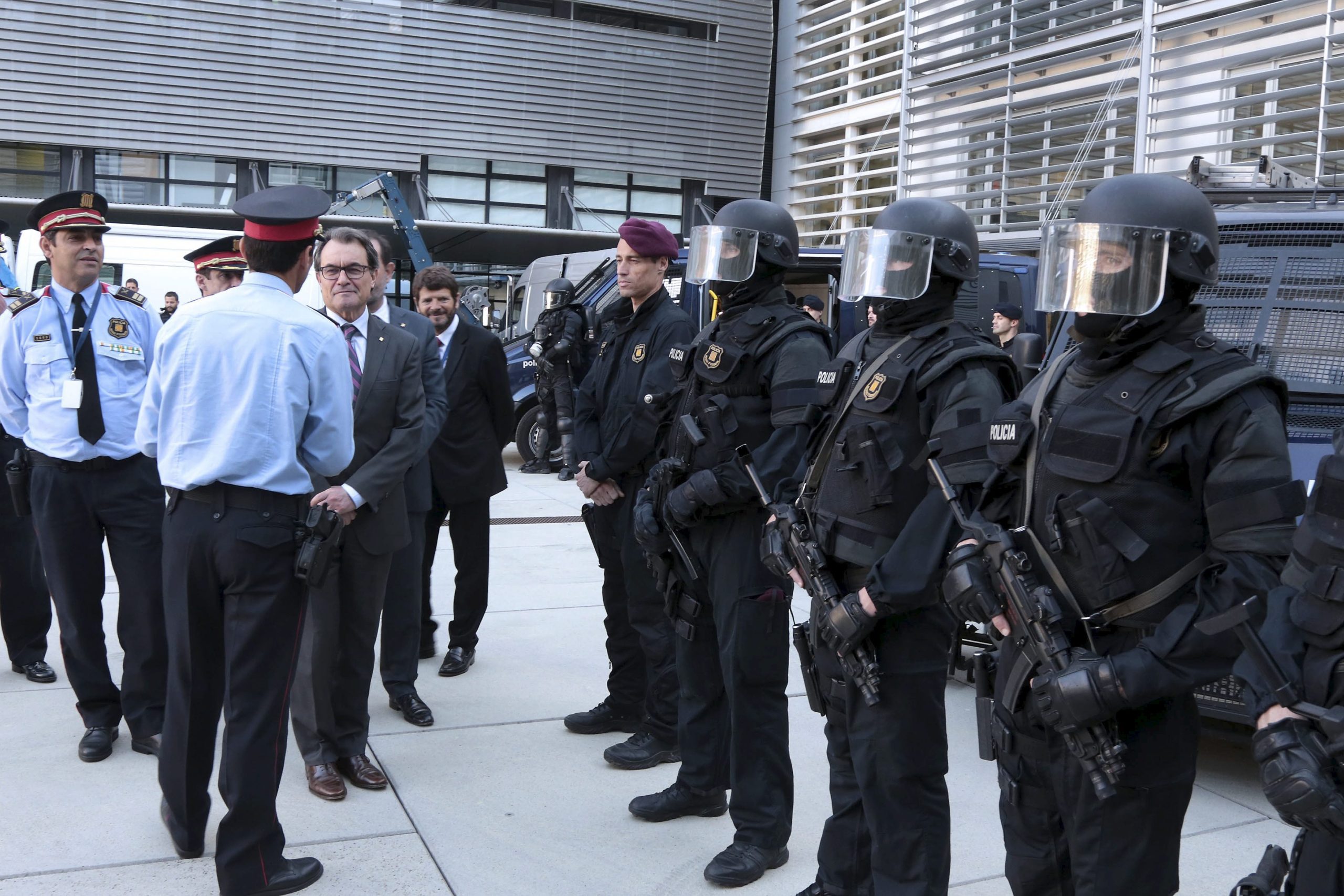 Ανταρσία της Καταλανικής Αστυνομίας κατά της Μαδρίτης – Δήλωσαν πίστη στον Καταλανό πρόεδρο!