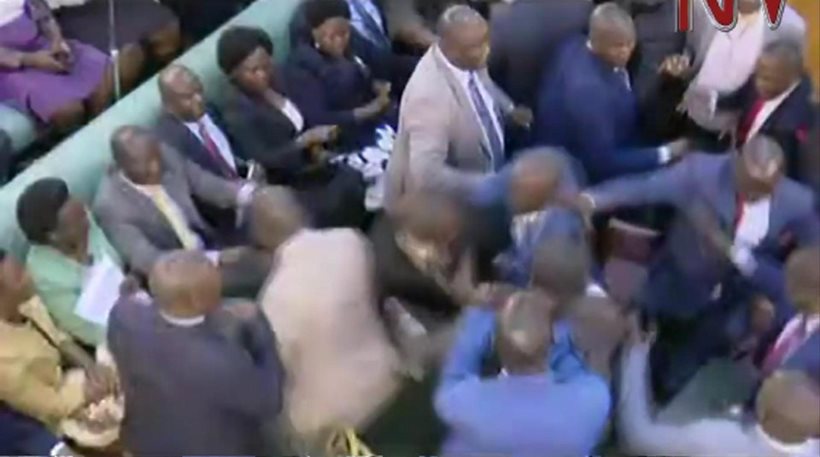 Βίντεο: Σε ρίνγκ μετατράπηκε το κοινοβούλιο της Ουγκάντα – Γροθιές, κλοτσιές και… καρεκλιές