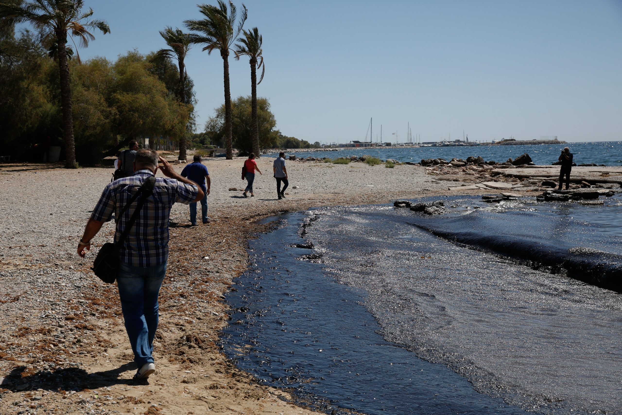 Έρευνα: Καμία ένδειξη για μόλυνση του βυθού από τη πετρελαιοκηλίδα στην Αθηναϊκή «ριβιέρα»