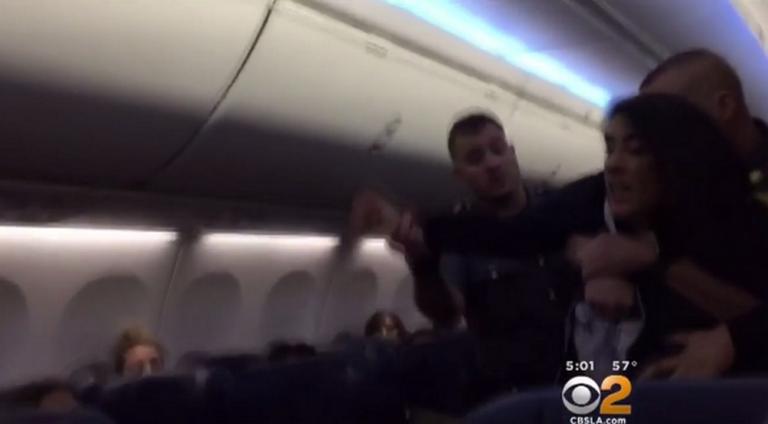 Βίντεο: Έπιβάτης αεροπλάνου ανέφερε ότι έχει σοβαρή αλλεργία και… την πήραν σηκωτή!