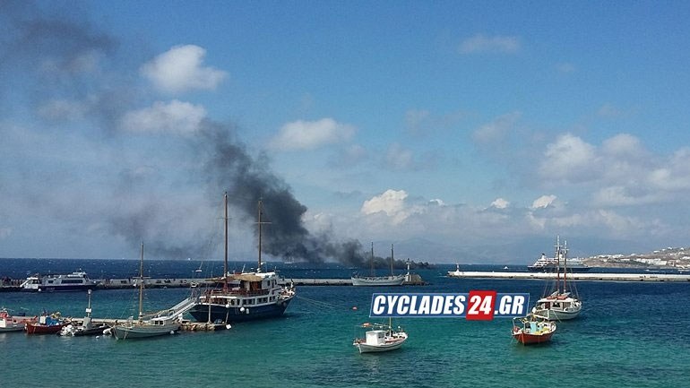 Θαλαμηγός τυλίχθηκε στις φλόγες έξω από το λιμάνι της Μυκόνου (φωτό, βίντεο)