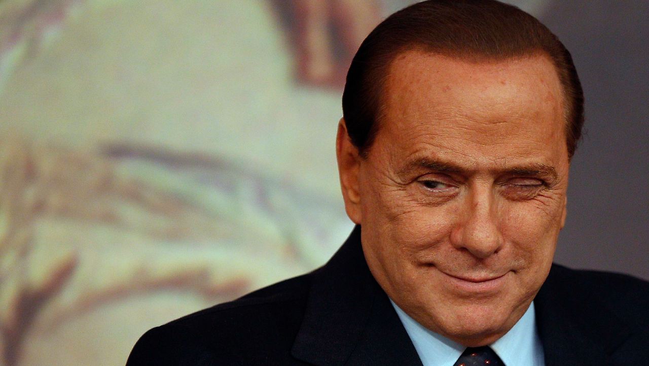 DW: Ο Μπερλουσκόνι γιορτάζει τα γενέθλια του και ετοιμάζεται για την επιστροφή του