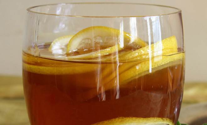 νερό με λεμόνι και μέλι εξασθενεί)