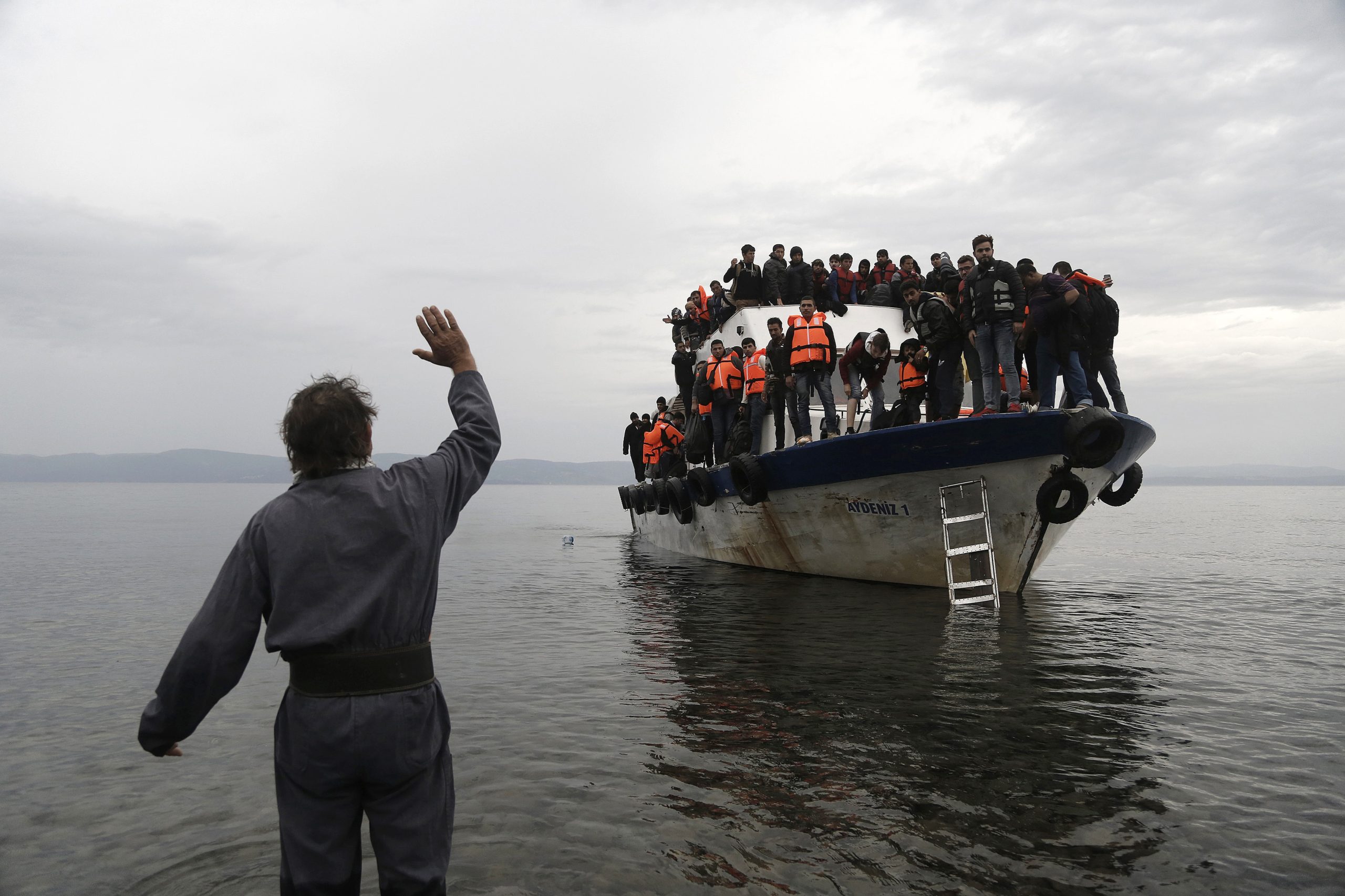 Προχωρούν άμεσα στην χρήση πλωτών «δομών» – Τα νησιά δεν χωράνε άλλους πρόσφυγες και μετανάστες!