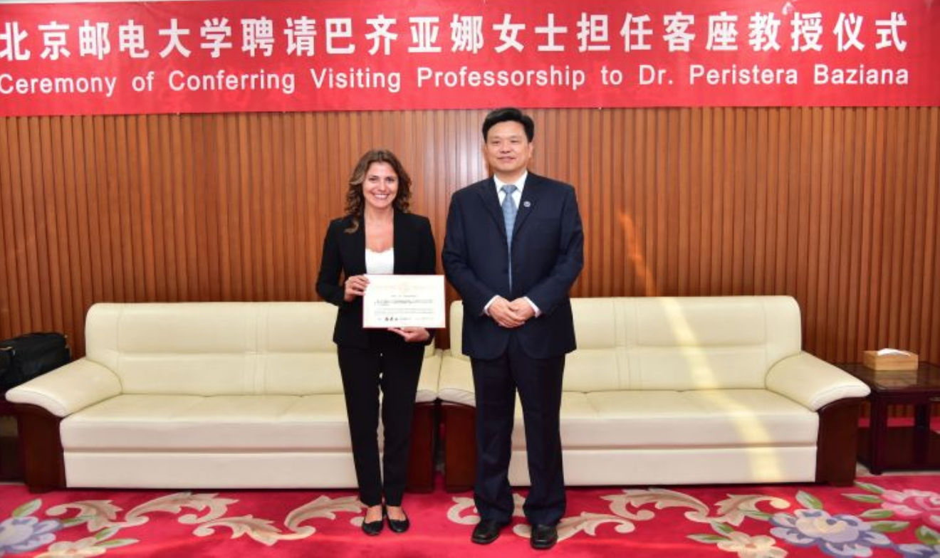 Μπέτυ Μπαζιάνα: Επισκέπτρια καθηγήτρια σε Πανεπιστήμιο του Πεκίνου (φωτό) 