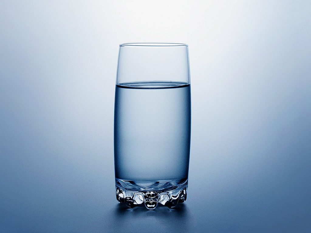 Επικίνδυνο να πίνουμε από ποτήρι νερό που έχει μείνει όλη νύχτα στο κομοδίνο
