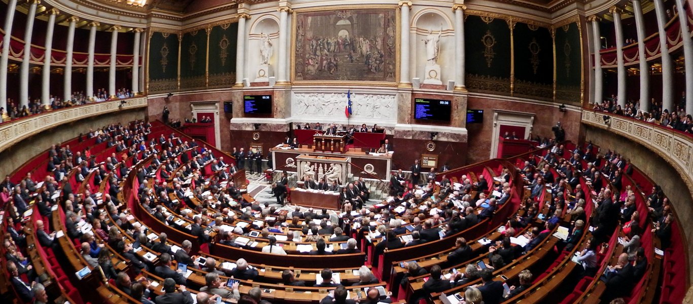 Γαλλία: Λεπέν και Μελανσόν ζητούν να αφαιρεθεί η σημαία της Ε.Ε. από την Εθνοσυνέλευση