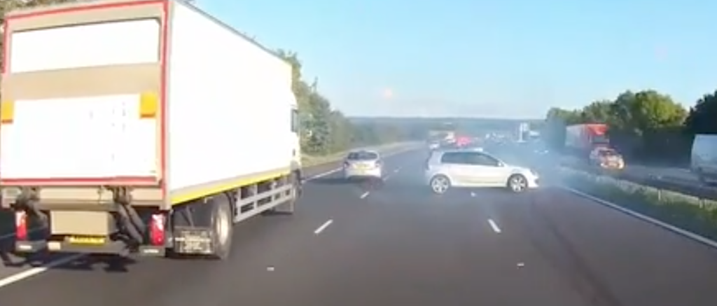 Παραλίγο τραγωδία στην Αγγλία: Αυτοκίνητο σταματά κάθετα μπροστά από λεωφορείο – Δείτε τι έγινε (βίντεο)
