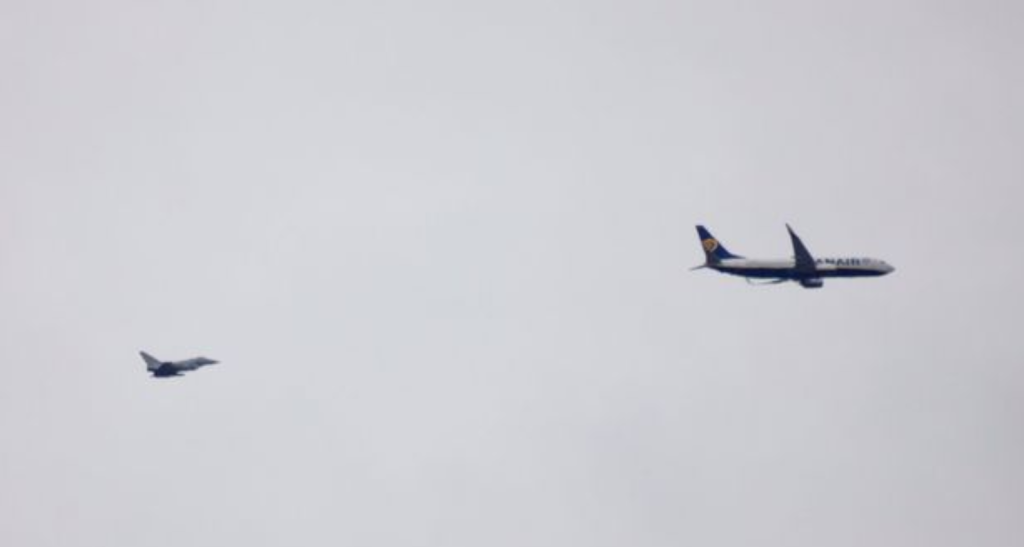 Έκτακτη προσγείωση αεροσκάφους της Ryanair με συνοδεία μαχητικών Τyphoon στο αεροδρόμιο του Stansted (φωτό,βίντεο)