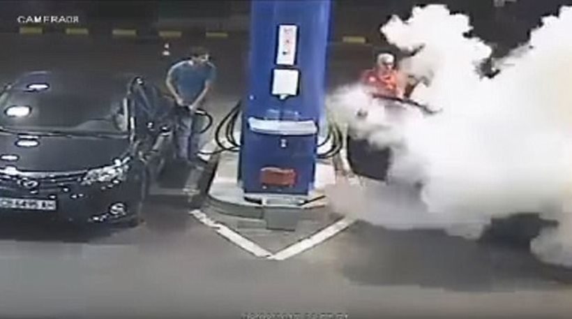 Βίντεο: Πελάτης βενζινάδικου δεν έσβηνε το τσιγάρο του και έτσι χρειάστηκε η… «παρέμβαση» του πυροσβεστήρα!