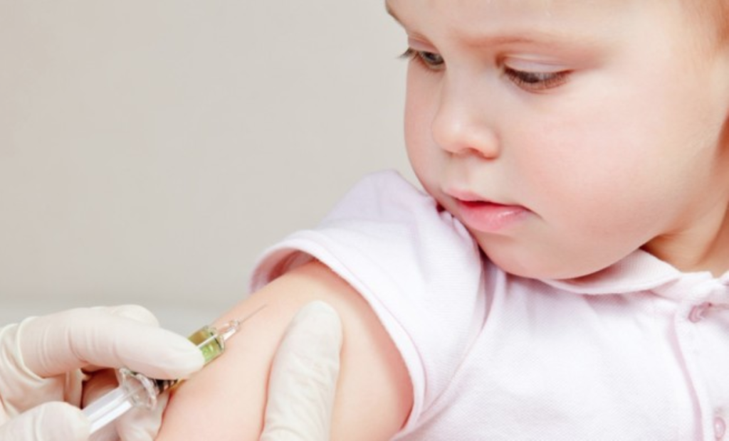 Ιλαρά: Τι συστήνουν οι παιδίατροι για τα εμβόλια 