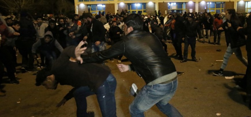 Άγρια συμπλοκή παράνομων μεταναστών σε κεντρική πλατεία στην Αργολίδα