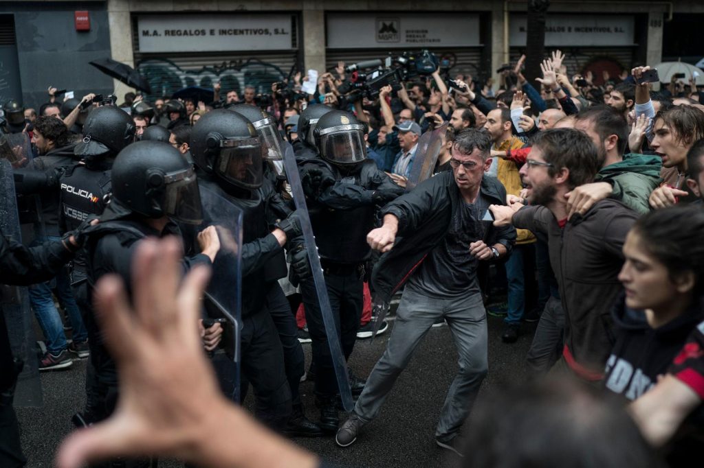 Κομισιόν: «Βλέπουμε να ξεκινάει ο δεύτερος εμφύλιος πόλεμος στην Ισπανία»