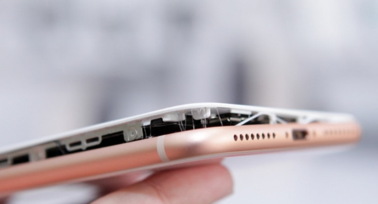 Προβληματικά τα iPhone 8: Ανοίγουν “στα δύο” οι συσκευές – «Φουσκώνει» η μπαταρία και «ανατινάζονται» (φωτό)