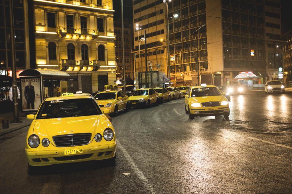 Οδηγοί ταξί «οπλίζονται» με ηλεκτρικούς εκκενωτές και άλλα συστήματα λόγω εγκληματικότητας (βίντεο)