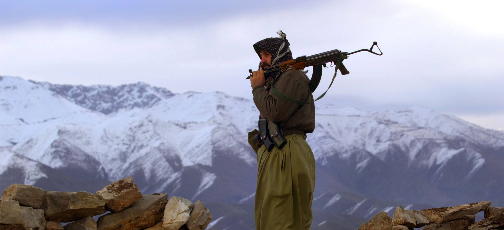 Κούρδοι του PKK παίζουν και διδάσκονται από τις αξίες της «Αντιγόνης»… όσο οι Τούρκοι τους βομβαρδίζουν (φωτό)