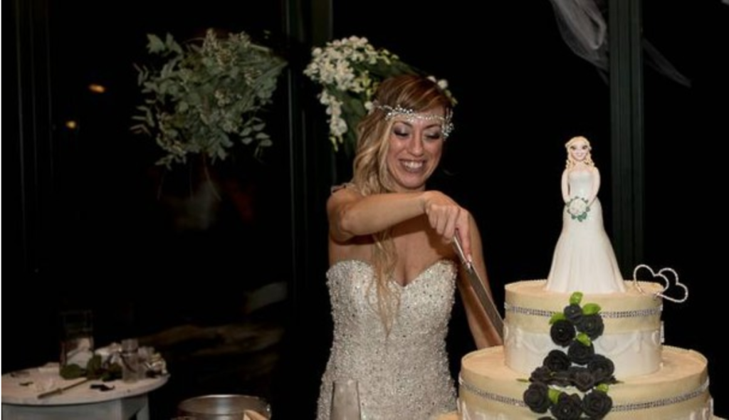 Η τρέλα δεν έχει όρια: 40χρονη Ιταλίδα πλήρωσε 10.000 ευρώ για να παντρευτεί τον εαυτό της (φωτό)