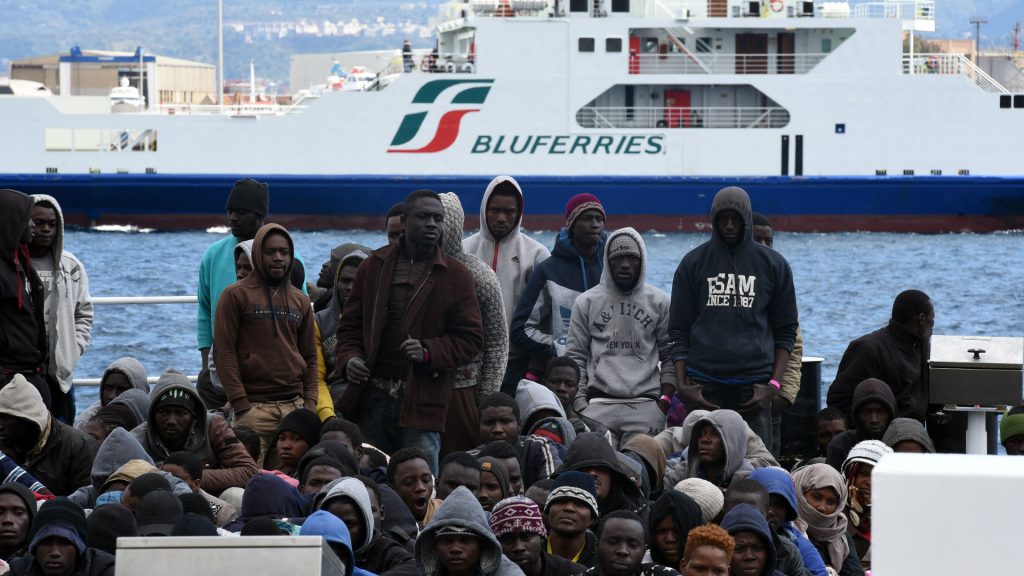 Τυνησία: Περισυλλογή 100 παρανόμων μεταναστών από πλοιάριο που βυθιζόταν