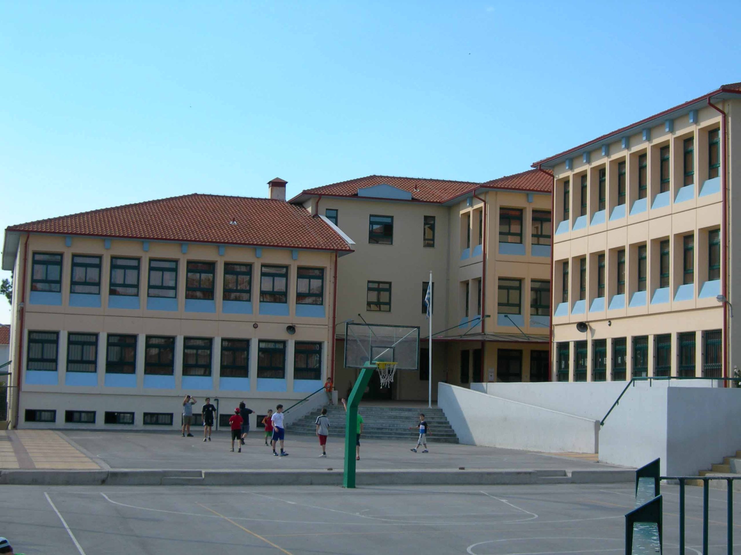 Αγρίνιο: Η «φάρσα» της ναφθαλίνης επεκτείνεται επικίνδυνα- «Επίθεση» και σε πέμπτο σχολείο