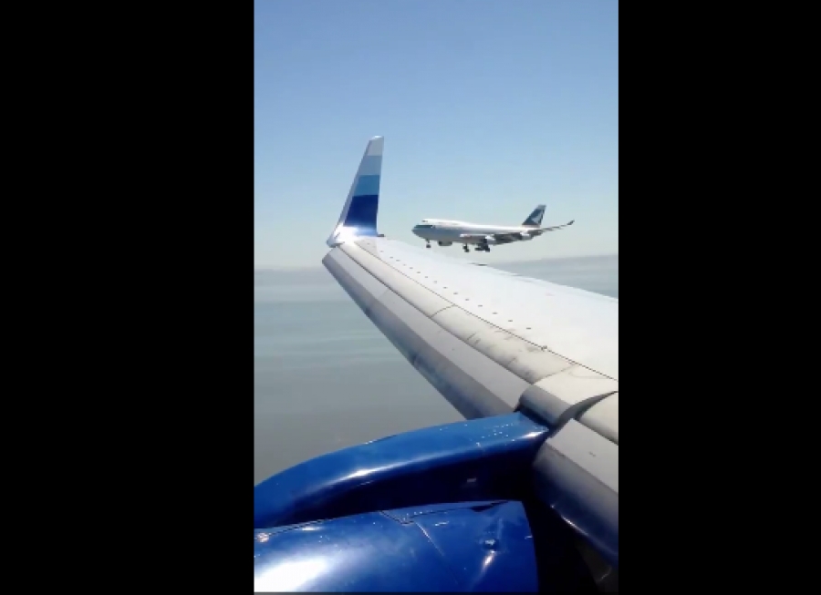 Βίντεο: Αεροπλάνα επιχειρούν να προσγειωθούν την ίδια στιγμή