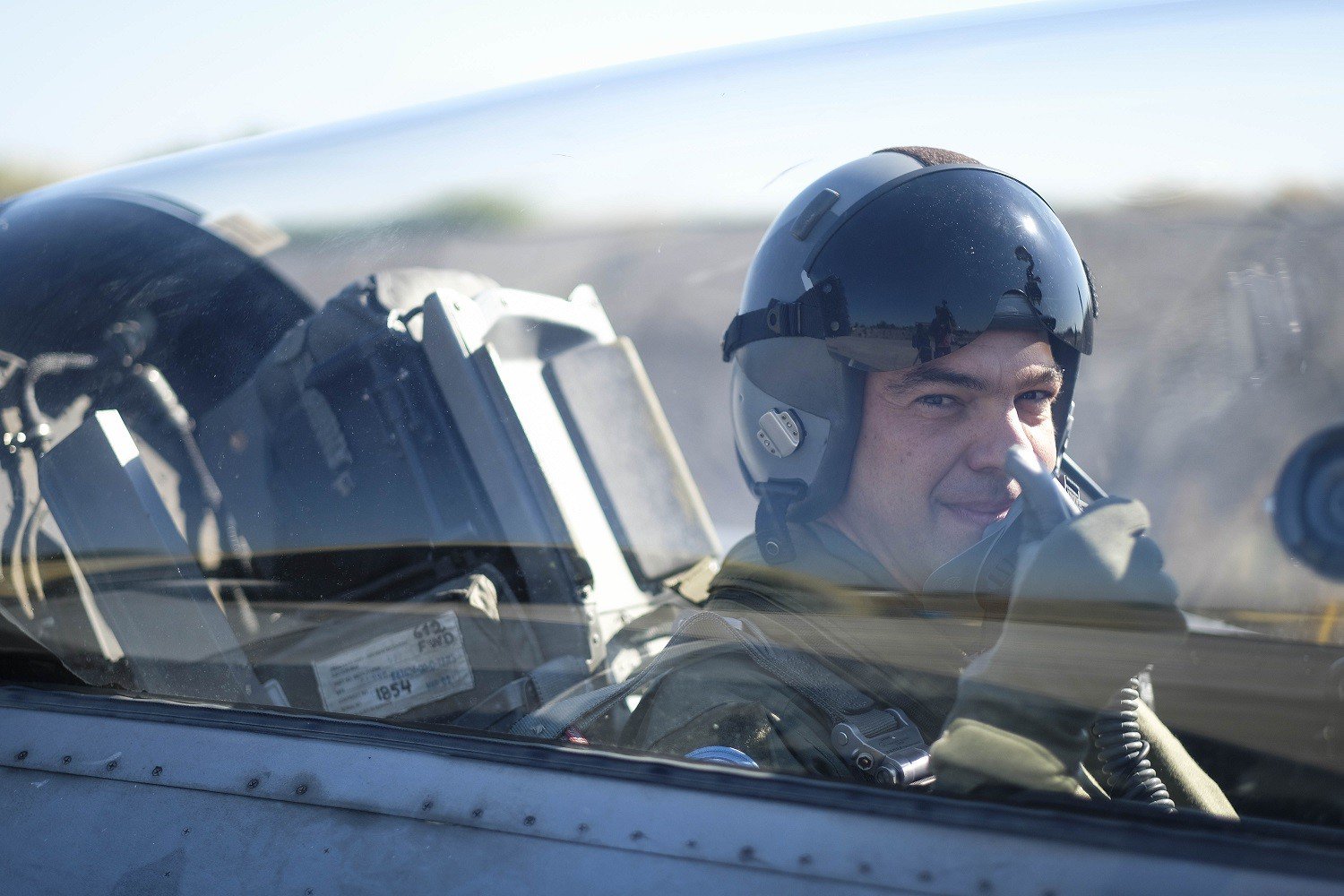 Τι σημαίνει η χθεσινή πτήση του πρωθυπουργού Α.Τσίπρα με F-16 λίγο πριν το κρίσιμο ταξίδι στις ΗΠΑ