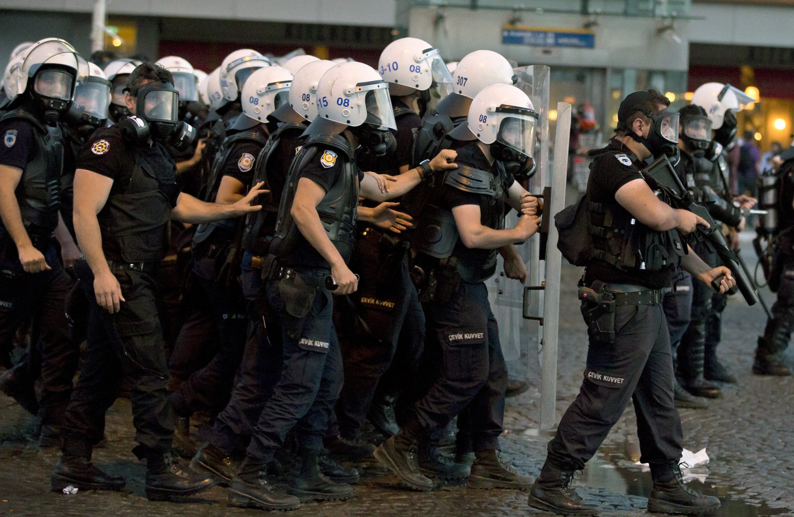 Εντάλματα σύλληψης σε βάρος 100 πρώην αστυνομικών εξέδωσαν οι αρχές στην Τουρκία