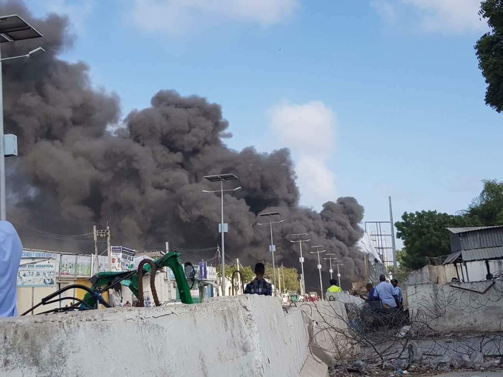 Σομαλία: Ισχυρή έκρηξη στο Μογκαντίσου – Πάνω από 20 νεκροί και δεκάδες τραυματίες (βίντεο) (upd)