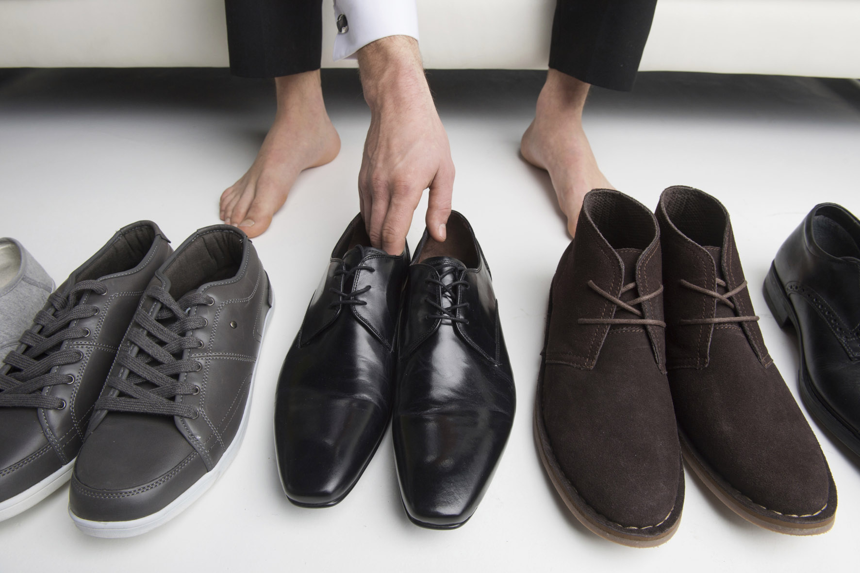 Τα παπούτσια χωρίς κάλτσες αποτελούν κίνδυνο για τους άνδρες – Τι προκαλείται στα πόδια