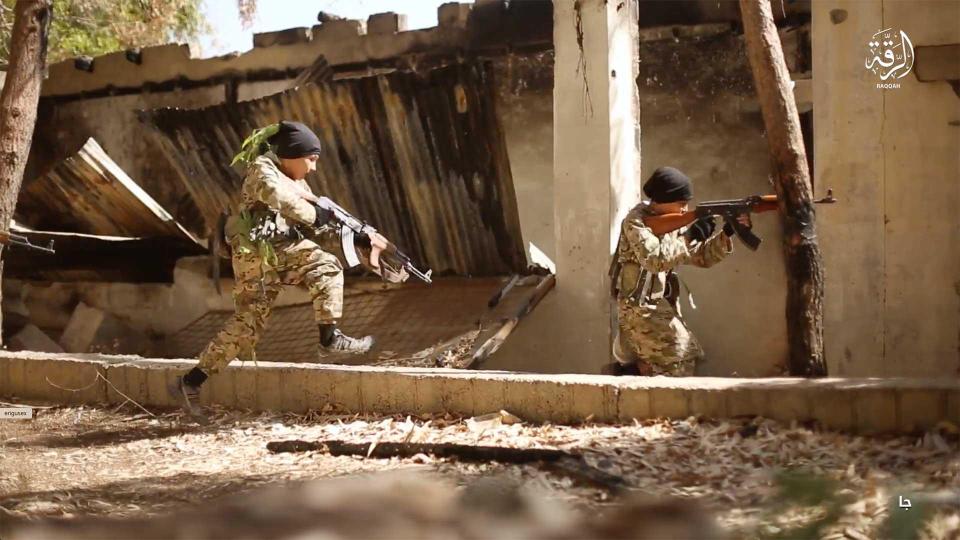 ISIS: Εκπαιδεύουν μικρά παιδιά να γίνουν δολοφόνοι – Σοκαριστικό βίντεο τα δείχνει να ετοιμάζουν εκτέλεση (βίντεο)