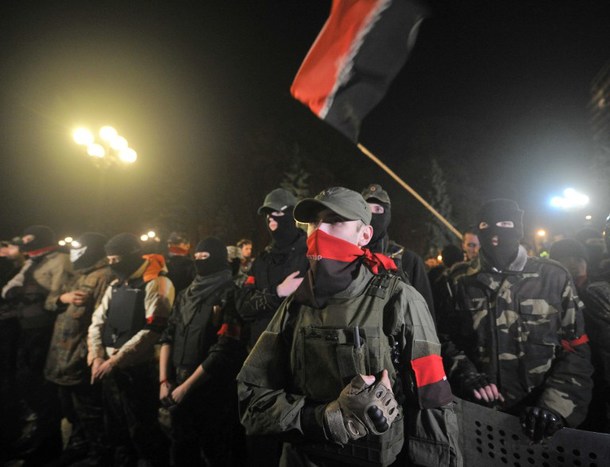 Ουκρανία: Μέλη του «Δεξιού Τομέα» παρελαύνουν προς τιμήν των συνεργατών των Ναζί στον Β΄ΠΠ!
