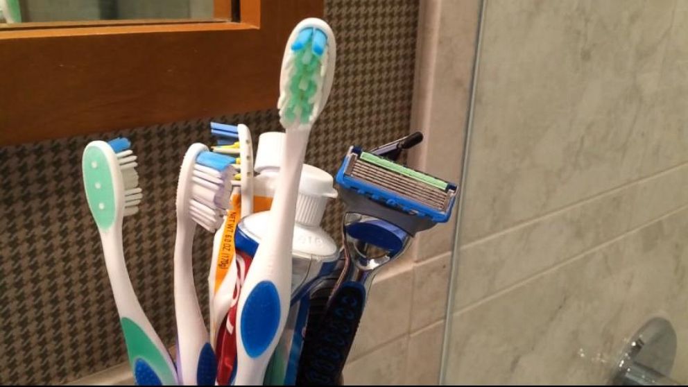 Κρατάτε την οδοντόβουρτσα κοντά στον νιπτήρα; – Δείτε γιατί πρέπει να σταματήσετε αμέσως