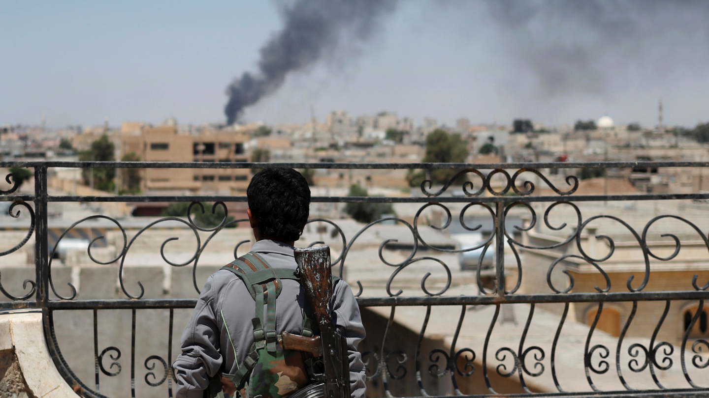 Συνεχίζονται οι συγκρούσεις στην Ράκα – Εκατοντάδες μαχητές του ISIS παραμένουν στην πόλη