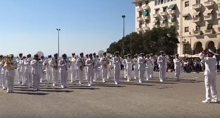 Στους ρυθμούς του … «Despacito» η μπάντα του Πολεμικού Ναυτικού! (βίντεο)