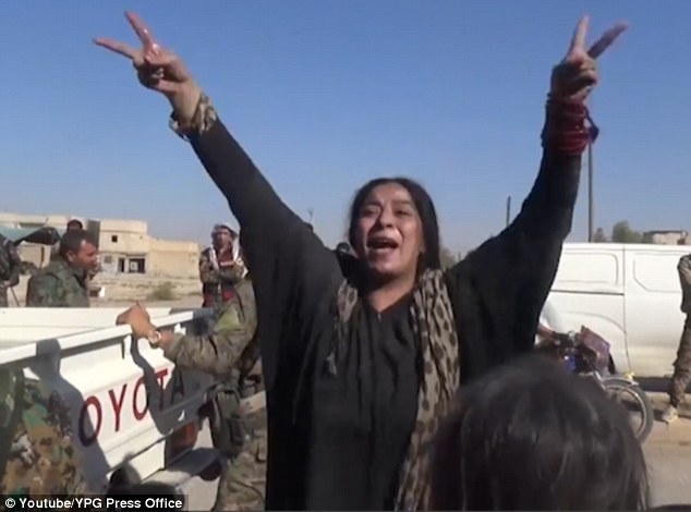 Ράκα: Γυναίκα σκίζει την μπούρκα της μετά την απελευθέρωση της πόλης από τους ισλαμιστές (φωτό, βίντεο)