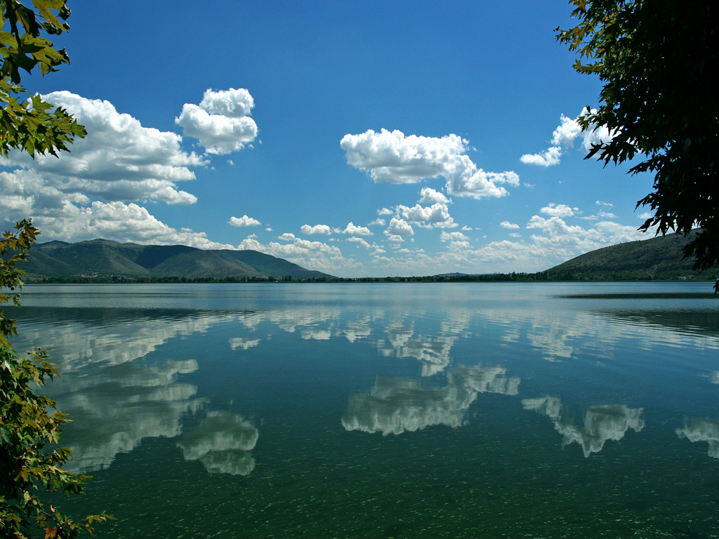 Στεγνώνει η λίμνη της Καστοριάς λόγω ανομβρίας (φωτό)