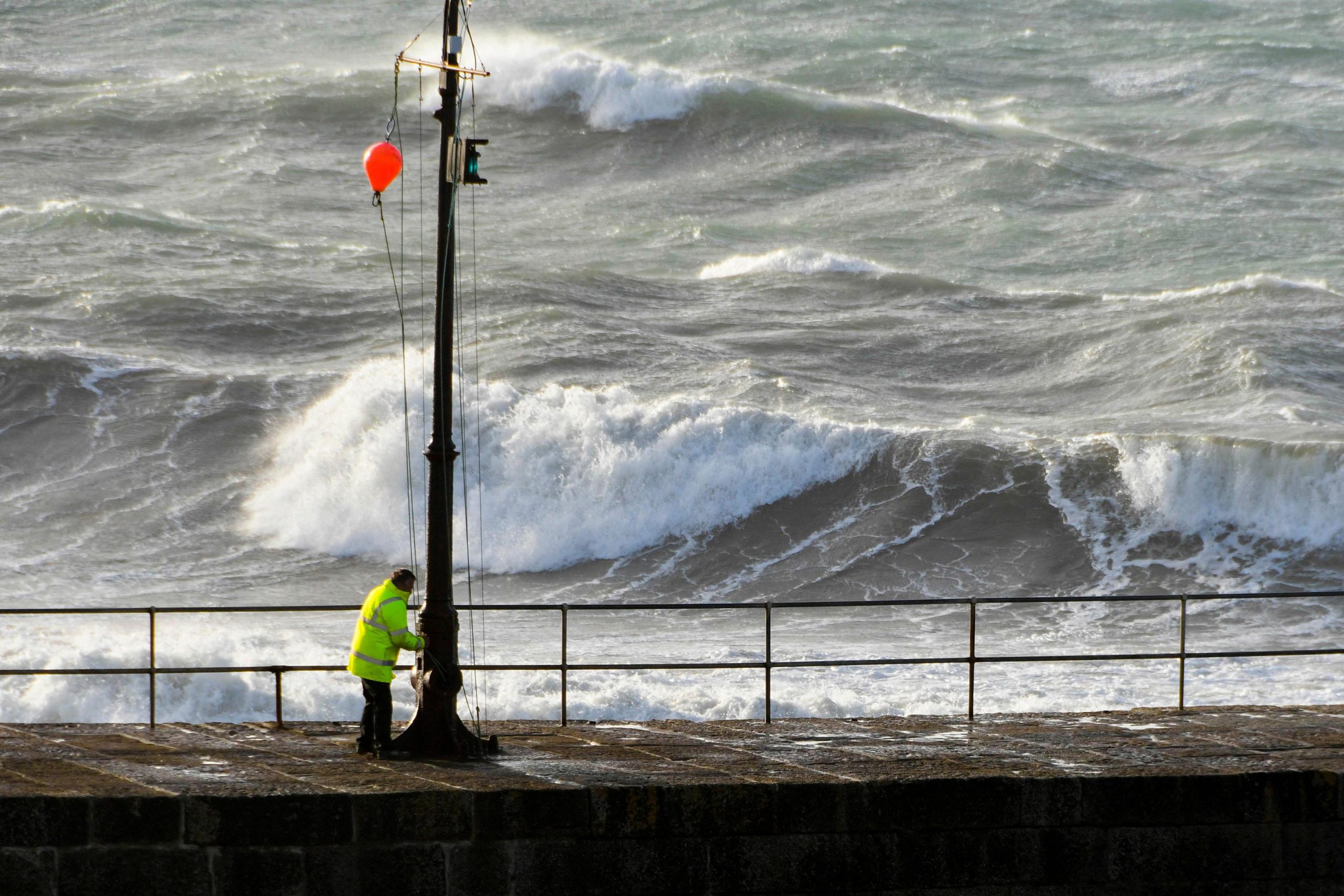 «Οργή Θεού» στις ακτές της Βρετανίας – Ο κυκλώνας Ophelia καταστρέφει τα πάντα (βίντεο)