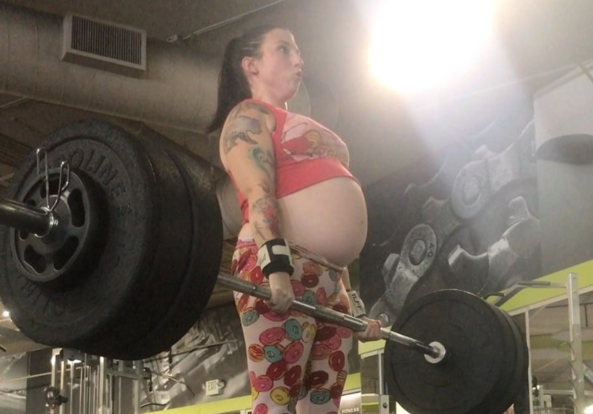 «Fitness Freak»: Έγκυος γυναίκα στον 8ο μήνα της σηκώνει … 125 κιλά! (φωτό, βίντεο)