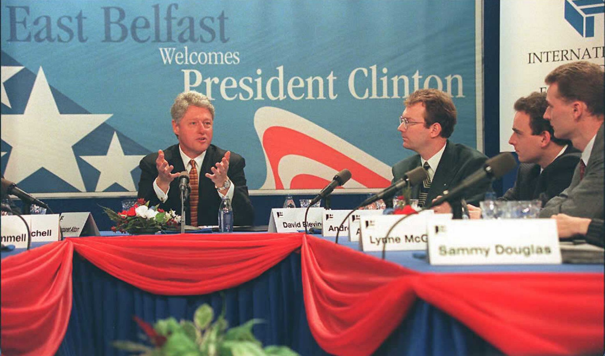Καταλυτική θέση λαμβάνει ο Μπιλ Κλίντον για τη διευθέτηση της πολιτικής ανωμαλίας στη Β.Ιρλανδία
