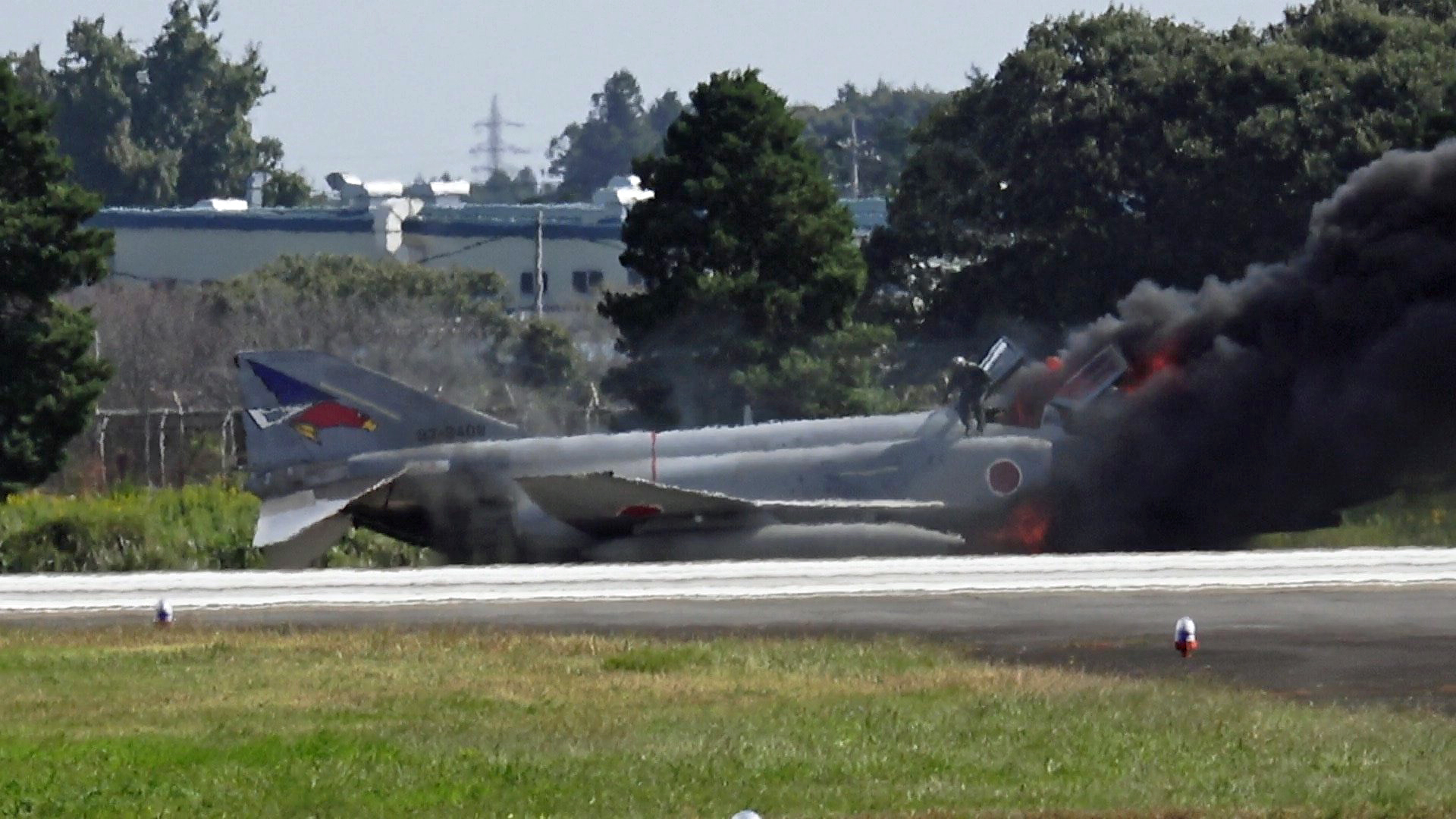 Βίντεο: Δείτε τους πιλότους ιαπωνικού F-4E να γλιτώνουν στο «παρά 1’» τη ζωή τους από το φλεγόμενο αεροσκάφος τους