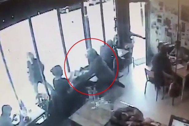 Στο έλεος των εγκληματιών το Λονδίνο – Δράστες εισβάλουν σε καφετέρια και αρπάζουν το λάπτοπ πελάτη (βίντεο)