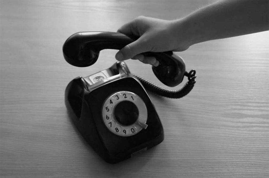 Τηλεφωνική απάτη σαρώνει ΗΠΑ και Βρετανία: Χρησιμοποιούν την ηχογράφηση της συνομιλίας για να αποσπάσουν χρήματα