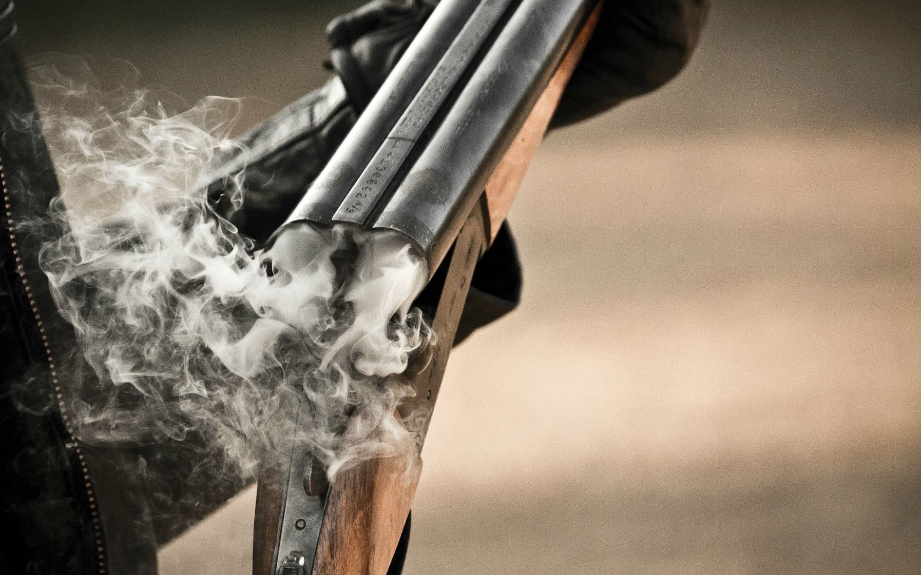 Άρχισε να πυροβολεί όταν του έκοψαν το ρεύμα και τους ανάγκασε να το ξανασυνδέσουν!