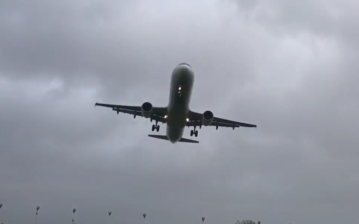 Βίντεο που κόβει την ανάσα: Η επεισοδιακή προσγείωση αεροπλάνου μέσα στο «μάτι» του κυκλώνα