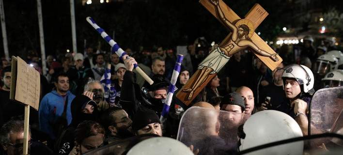 Θεσσαλονίκη: Ιερείς και πολίτες επιχείρησαν να εμπόδισουν την παράσταση «’Ωρα του Διαβόλου»
