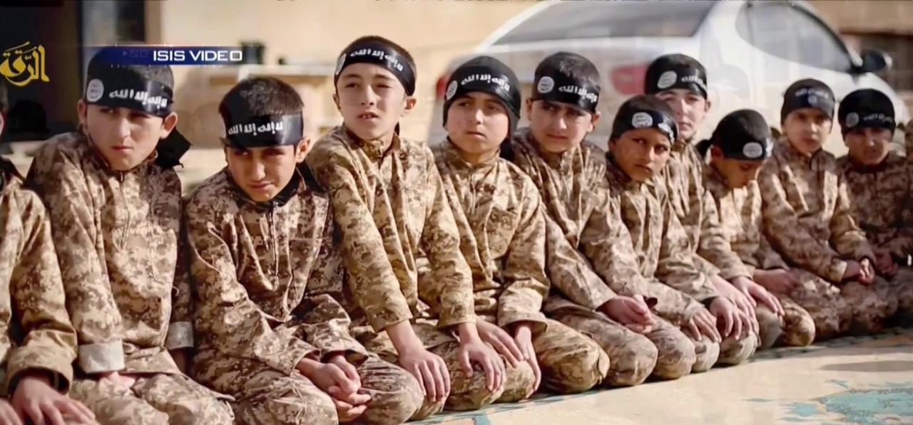 Έτσι εκπαιδεύουν τη νέα γενιά ισλαμιστών – Η προπαγάνδα στα «βιβλία» του ISIS (φωτό)