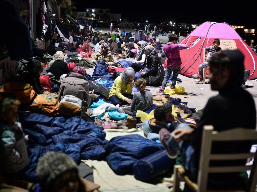 Χίος: Εκατοντάδες παράνομοι μετανάστες «κατέλαβαν» το λιμάνι – Υπό ασφυξία το νησί (φωτό)