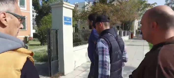 Βίντεο: Η μεταφορά του ισλαμιστή στον Εισαγγελέα Αλεξανδρούπολης – Ο 32χρονος αρνείται τις κατηγορίες